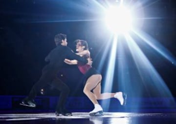 Laurence Fournier Beaudry y Nikolaj Sorensen, pareja danesa de patinaje artístico, durante su actuación.