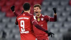 Soccer Football - Bundesliga - Bayern Munich v VfL Wolfsburg - Allianz Arena, Munich, Germany - December 17, 2021  Bayern Munich&#039;s Thomas Muller celebrates scoring their first goal with Robert Lewandowski REUTERS/Andreas Gebert DFL REGULATIONS PROHIB