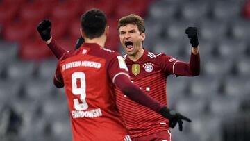 Soccer Football - Bundesliga - Bayern Munich v VfL Wolfsburg - Allianz Arena, Munich, Germany - December 17, 2021  Bayern Munich&#039;s Thomas Muller celebrates scoring their first goal with Robert Lewandowski REUTERS/Andreas Gebert DFL REGULATIONS PROHIB