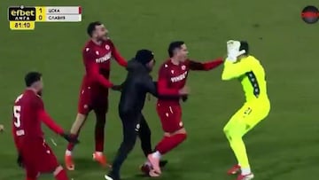 La chilena inverosimil que es potencial premio Puskas: un colombiano en el derbi de Bulgaria...