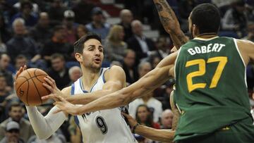 MIN07. MINNEAPOLIS (EE.UU.), 07/01/2017.- El guardia del Minnesota Timberwolves Ricky Rubio (i) disputa el bal&oacute;n con el central del Utah Jazz Rudy Gobert (d) hoy, s&aacute;bado 7 de enero de 2017, durante un partido de baloncesto de la NBA entre el Utah Jazz y el Minnesota Timberwolves en el Target Center de Minneapolis (EE.UU.). EFE/CRAIG LASSIG