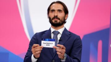 Altintop muestra la tarjeta con el nombre del Madrid en el sorteo de la Champions.