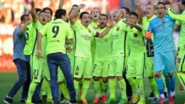 ALEGRÍA. Los jugadores del Barça celebran el título de Liga.