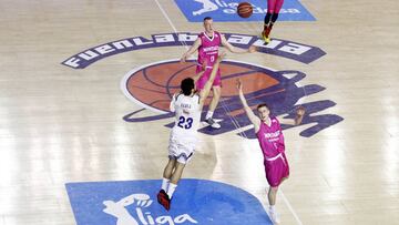 Sergio Llull lanza desde el centro del campo.