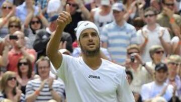 <b>GRAN VICTORIA. </b>Feliciano López se dirige a su equipo tras el triunfo.