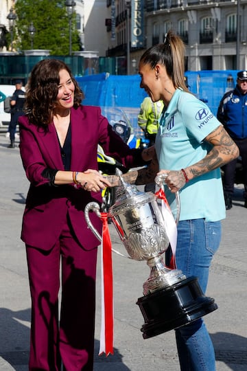 La presidenta de la Comunidad de Madrid Isabel D¨ªaz Ayuso saluda a la guardameta del Atl¨¦tico de Madrid Femenino Lola Gallardo mientras recibe a jugadoras, cuerpo t¨¦cnico y directiva del Club Atl¨¦tico de Madrid Femenino en la Real Casa de Correos.