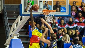 Thanasis Antetokounmpo hace un mate.