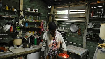 Deyanira González utiliza carbón vegetal para cocinar en su casa, después de que el presidente de Estados Unidos, Donald Trump, prometiera impedir que el petróleo y el dinero venezolanos llegaran a la isla, en las afueras de La Habana, Cuba, el 12 de enero de 2026.
