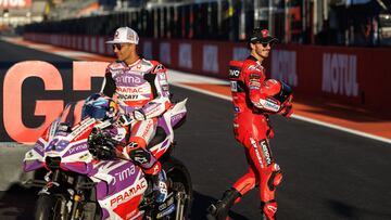 GRAFCVA6883. CHESTE (VALENCIA), 23/11/2023Los pilotos de Moto GP, Franesco Bagnaia (d), y Jorge Martin (i) posan en el circuito Ricardo Tormo de Cheste (Valencia) donde este fin de semana se disputa la última prueba del mundial de motociclismo. EFE/Biel Aliño
