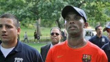<b>ESCOLTADO. </b>Samuel Etoo abandona Central Park acompañado por dos miembros de la policía neoyorquina, la madrugada del lunes.