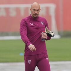 Dmitrovic, baja de última hora en el Sevilla para el derbi