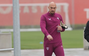 Dmitrovic en un entrenamiento del Sevilla. 