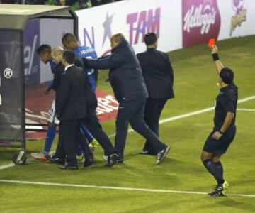 CA103. SANTIAGO DE CHILE (CHILE). 17/06/2015.- El árbitro chileno Enrique Osses (d) muestra tarjeta roja al delantero brasileño Neymar (i) después de pitar el final del partido Brasil-Colombia, del Grupo C de la Copa América de Chile 2015, en el Estadio Monumental David Arellano de Santiago de Chile, Chile, hoy 17 de junio de 2015. EFE/Carlos Succo