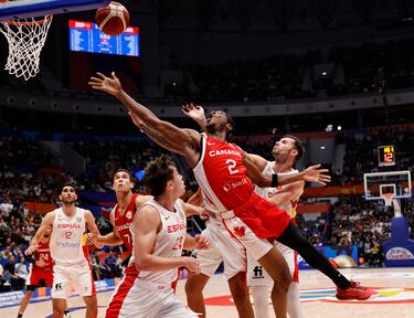 El jugador canadiense Shai Gilgeous-Alexander lanza a canasta ante la defensa española. 
