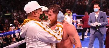 Eddy Reynoso felicita a Canelo Álvarez por su victoria.