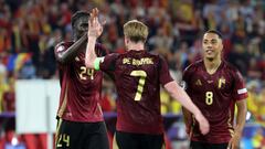 Cologne (Germany), 22/06/2024.- (L-R) Amadou Onana, Kevin de Bruyne, and Youri Tielemans of Belgium greet supporters after winning the UEFA EURO 2024 Group E soccer match between Belgium and Romania, in Cologne, Germany, 22 June 2024. (Bélgica, Alemania, Rumanía, Colonia) EFE/EPA/MOHAMED MESSARA
