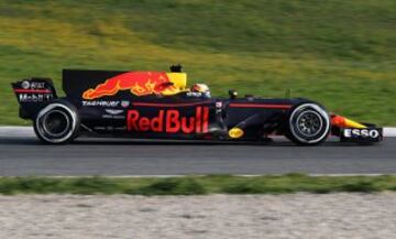 El piloto australiano Daniel Ricciardo de Red Bull Racing tomando una curva.