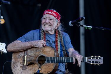 Willie Nelson nació el 29 de abril de 1933 en Abbott, Texas (EE.UU.). 
Es una leyenda viva de la música country, compositor, cantante y guitarrista, conocido por éxitos como 'On the Road Again' y 'Always on My Mind'. Fue figura clave del movimiento outlaw country en los años 70 y ha grabado más de 70 álbumes. También ha actuado en cine, escrito libros y defendido causas como la legalización del cannabis y los derechos de los agricultores.

En 2024 tuvo que cancelar parte de su gira por motivos de salud no especificados, aunque recientemente lanzó un nuevo disco y declaró: “No tengo ninguna razón para preocuparme por morir”.