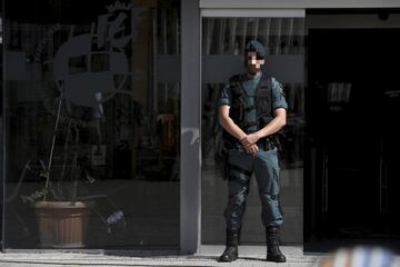 Agentes de la Guardia Civil custodian el acceso principal de la sede de la Federación Española de Fútbol, en la localidad madrileña de Las Rozas, donde se están produciendo registros en el marco de una operación anticorrupción ordenada por la Audiencia Nacional