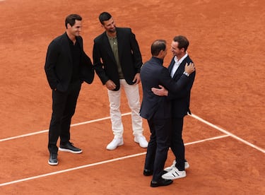Roger Federer, Novak Djokovic y Andy Murray acompañan a Rafa Nadal durante su homenaje. 