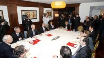 Imagen de la reunión entre los representantes del Real Madrid y del Barcelona, entre la Federación.