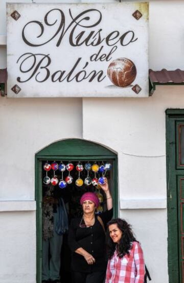 Balones colgados de los balcones, la estatua de un balón en la plaza del pueblo, un museo del balón, 20 fábricas de balones... está claro de qué vive el pequeño pueblo colombiano de Monguí.