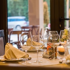 ¿Te pueden cobrar por reservar una mesa en un bar o un restaurante? Esta es la respuesta de la OCU