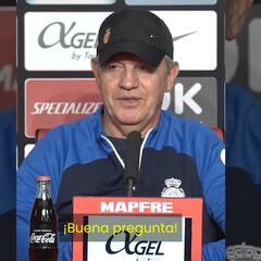 ‘Vasco’ Aguirre felicita a estudiante por hacerle una buena pregunta en conferencia