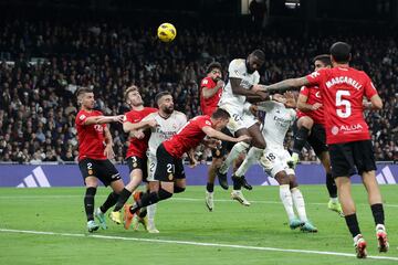 Rüdiger hizo campeón de invierno al Madrid con otro cabezazo a la salida de un córner. Mal partido del equipo blanco ante un Mallorca ordenadísimo que estrelló dos tiros en la madera. Brahim también se topó con el palo.