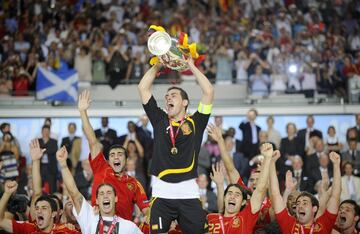 Capitán de la Selección que se proclamó campeona de Europa en Austria y Suiza-2008 y Polonia-Ucrania-2012, Iker Casillas (jugador del Madrid desde 1999 hasta 2015) fue uno de los primeros jugadores en acudir a cinco ediciones de la fase final de la Eurocopa de Naciones, aunque hay que destacar que ni en la primera ni en la última tuvo minutos que disputar. En las otras tres fue una de las claves del bloque. Sus datos son abrumadores: 14 partidos disputados, con una única derrota, nueve victorias y cuatro empates (de dos de ellos salió vencedor la Selección desde el punto de penalti).