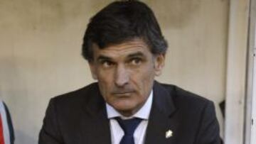 El entrenador del Osasuna, José Luis Mendilibar, durante el encuentro frente al Rayo Vallecano correspondiente a la trigésimo tercera jornada de la Liga de Primera División que se juega hoy en el Campo de Fútbol de Vallecas.