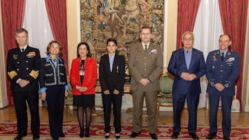 María Pérez, la cuarta por la izquierda. A su derecha Margarita Robles.