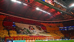 El increíble homenaje de la afición del Galatasaray para Osimhen y su difunta madre