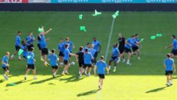 AMBIENTE FORMIDABLE. Los jugadores del Espanyol se divierten durante el entrenamiento en Cornellà-El Prat, escenario hoy del partido.