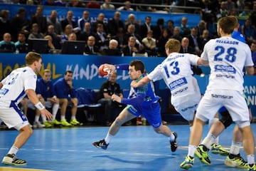 El central esloveno Marko Bezjak supera a la defensa islandesa.