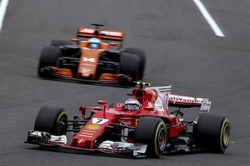 Kimi Raikkonen por delante de Fernando Alonso.