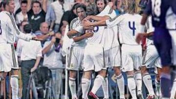 <b>TODOS CON LA COPA.</b> No faltó nadie, ni estrella ni suplente, a la celebración del 17º trofeo Bernabéu que gana el Madrid.