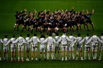 Los All Blacks realizan la Haka antes del partido de la gira que les llevó a Londres para enfrentarse al equipo de los Harlequins.