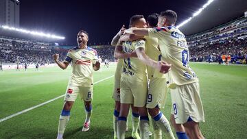 MEX8137. LEÓN (MÉXICO), 10/02/2024.- Jugadores del América celebran un gol anotado al León, durante un partido correspondiente a la jornada 6 del torneo clausura 2024 de la Liga MX hoy, en el estadio León en el estado de Guanajuato (México). EFE/Luis Ramírez