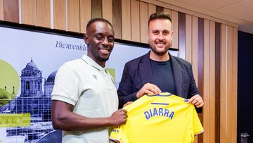 Diarra con la camiseta del Cádiz junto a Juan Cala, coordinador de la dirección deportiva del Cádiz CF.
