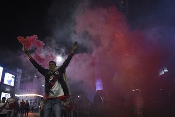 Los aficionados de River celebran el triunfo de su equipo en la Final de la Copa Libertadores ante Boca en la Plaza del Obelisco.