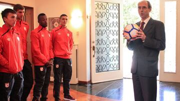 Los jugadores de Santa Fe con el embajador de Suiza en Colombia.