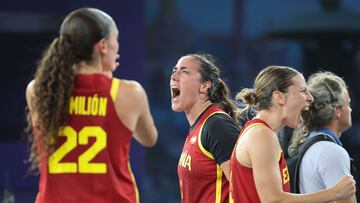 Vega Gimeno celebra la victoria de España ante Francia.