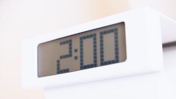 Un despertador que marca las 2.00 horas, a 28 de octubre de 2023, en Madrid (España). En la madrugada de hoy al domingo, 29 de octubre, los españoles retrasan una hora sus relojes como cada año. Las 03.00 horas de la España peninsular pasan a ser las 02.00 y se da la bienvenida al horario de invierno. En el caso de Canarias, el ajuste de los relojes se realiza a las 2.00 de la madrugada, cuando pase a ser la 1.00.
27 OCTUBRE 2023;MADRID;CAMBIO HORARIO;ATRASO DE UNA HORA;HORARIO DE INVIERNO
Carlos Luján / Europa Press
28/10/2023