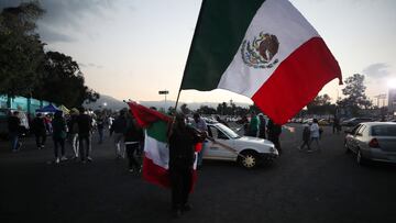 Los vendedores de banderas a las afueras del Estadio Azteca previo al encuentro entre México y Estados Unidos