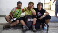 Un grupo de senderistas, supervivientes del accidente de monta&ntilde;a en el Himalaya, permanece en el exterior de un hospital de Katmand&uacute;, Nepal.