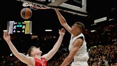 Walter Tavares machaca durante el Armani Mil&aacute;n-Real Madrid.