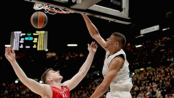 Walter Tavares machaca durante el Armani Mil&aacute;n-Real Madrid.