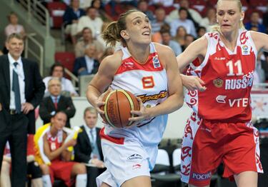 Con su 1,96 de altura, la catalana fue durante años la gran pívot del baloncesto español. En 2001 debutó con España (tenía 18 años) en un amistoso contra Lituania y al verano siguiente, en el Mundial de China, ya se metió entre las doce definitivas. Disputó 244 partidos hasta su despedida en la preparación del Eurobasket de 2017. En esos 15 años logró ocho medallas: tres platas (una olímpica, una mundial y una europea) y cinco bronces, el del Mundial de la República Checa y otros cuatro europeos. Formada en la cantera del Siglo XXI, la mayoría de sus títulos los ganó con el Perfumerías Avenida, aunque fue protagonista de la inesperada Copa del Conquero en 2016.
