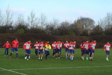 Alexis Sánchez ya entrena a la par de sus compañeros y será de la partida este martes ante Leicester.